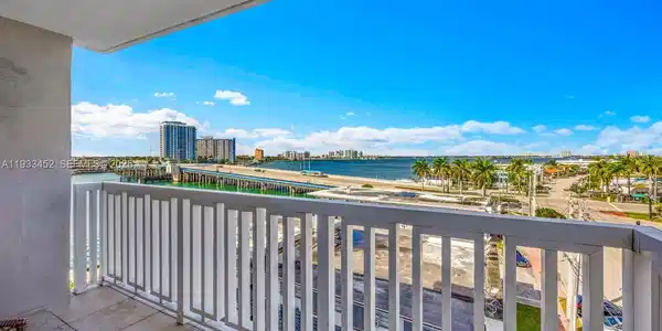2016 Bay Dr