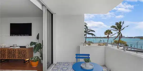 11 Island Ave