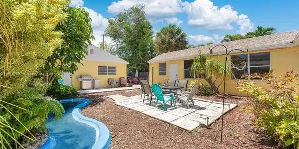 209 S Palmway