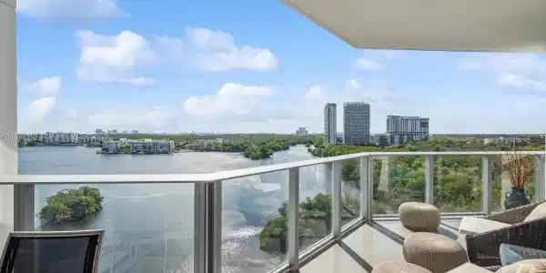 17111 Biscayne Blvd