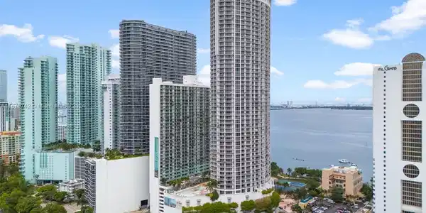 1750 N Bayshore Dr