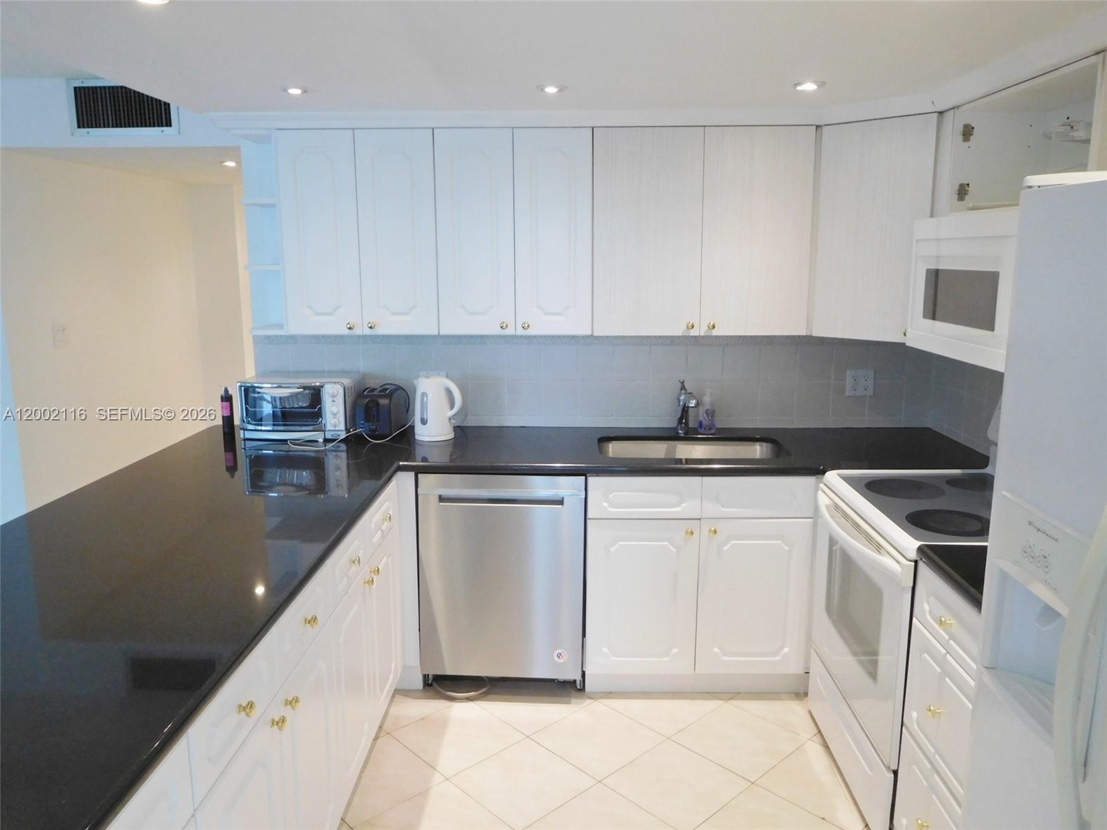 Image 4: Kitchen