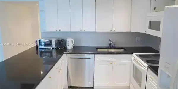 Image 4: Kitchen