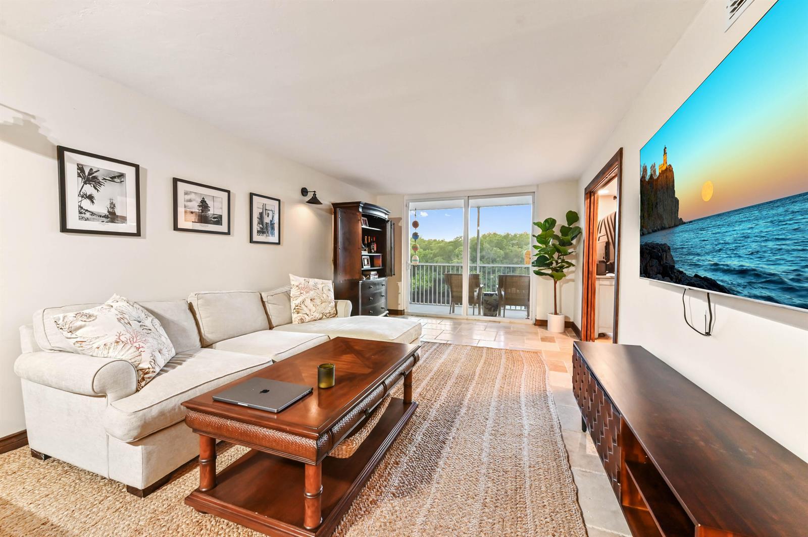 Image 2: 10 living room 02