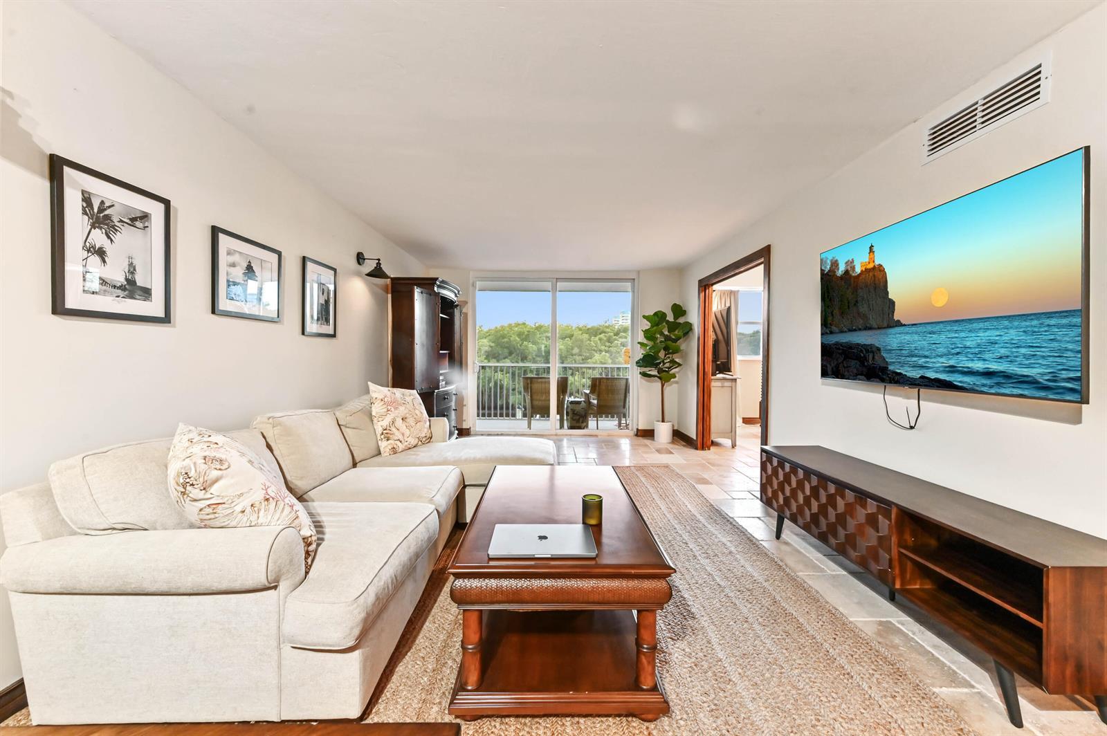 Image 4: 09 living room 01