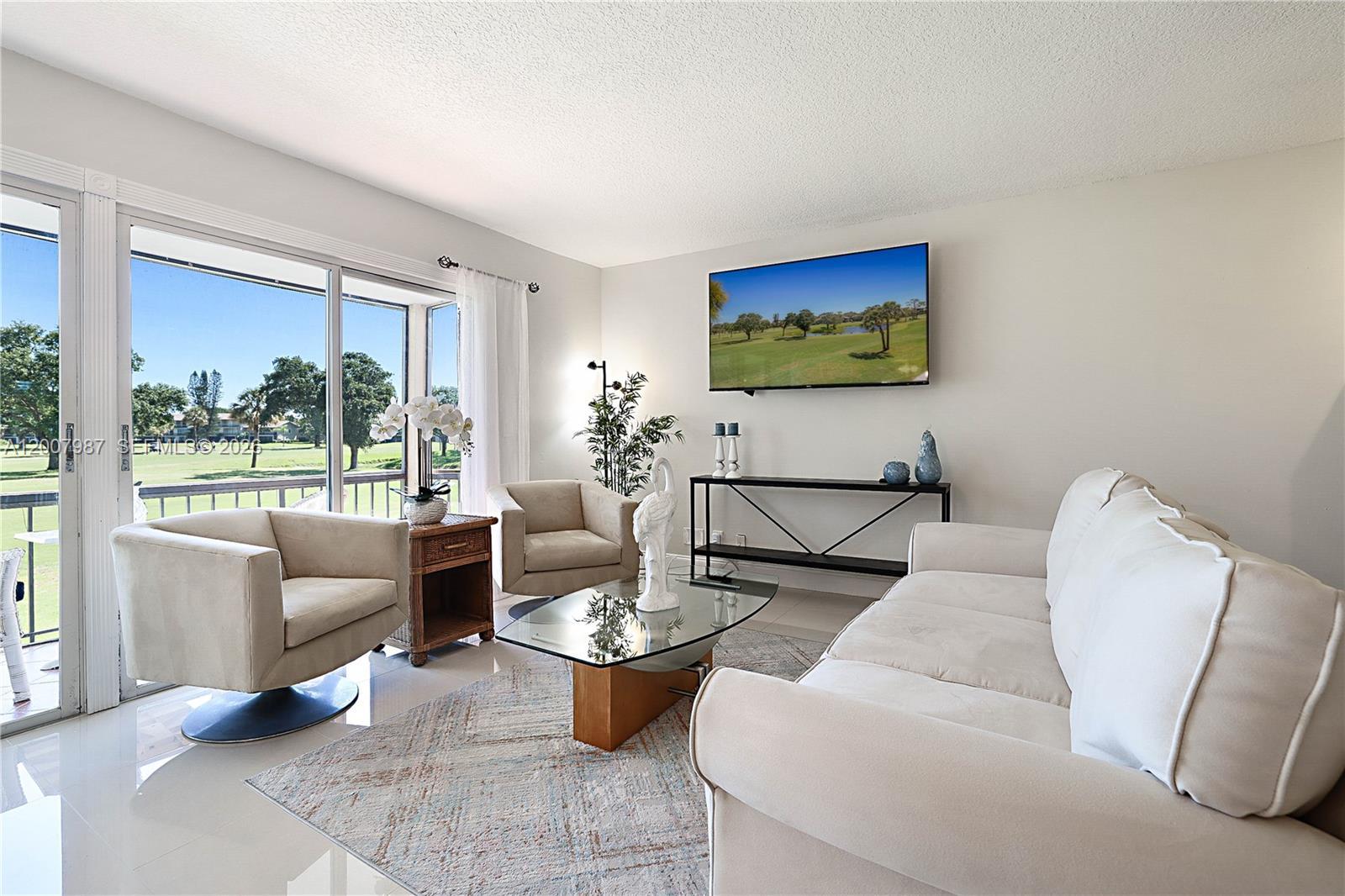 Image 4: Seeping views form every window in this condo