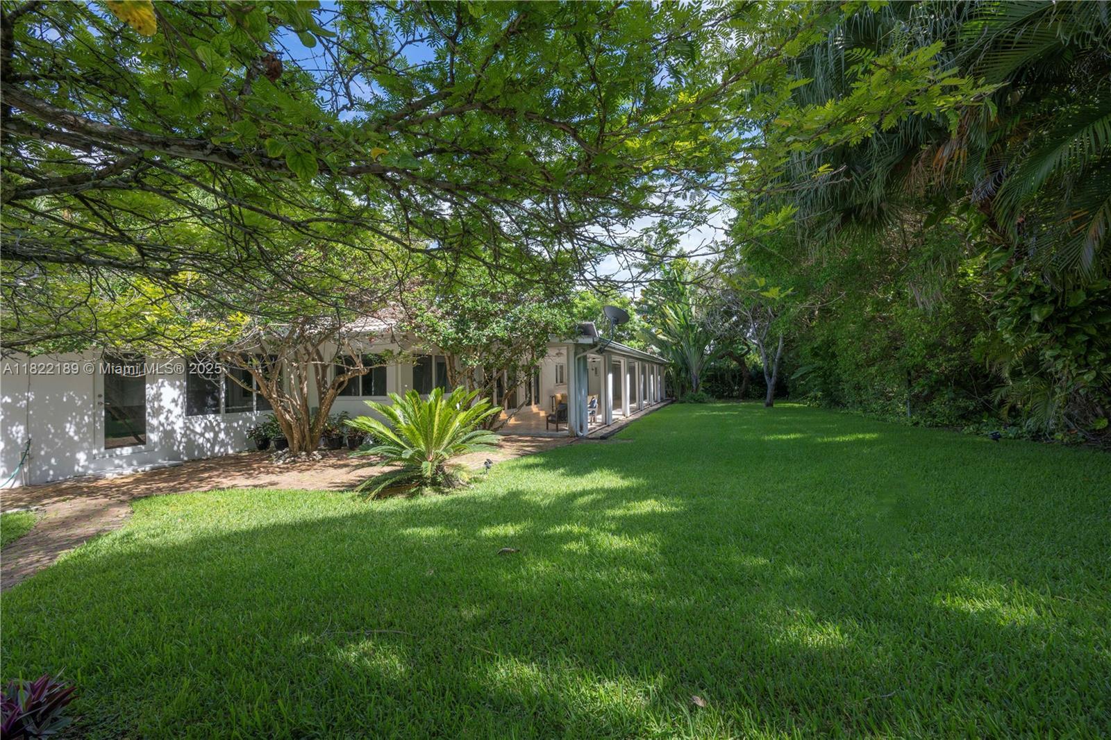 Image 4: Very spacious backyard w/ huge roffed patio