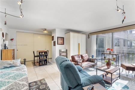 800 West Ave