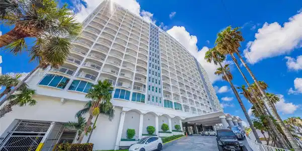 5401 Collins Ave