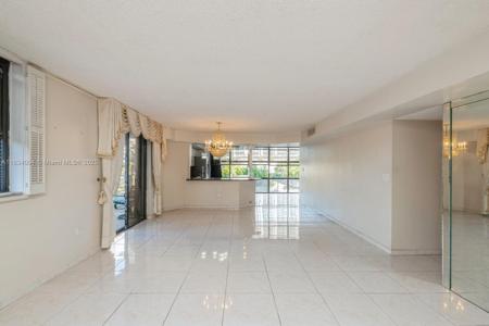 6423 Collins Ave