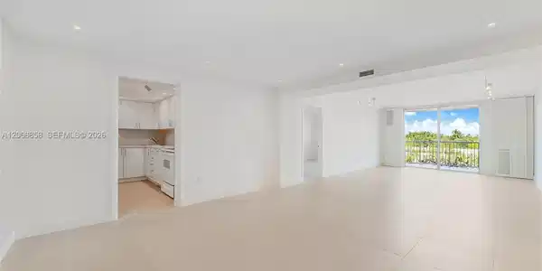 Image 3: Living Room/Dining Room