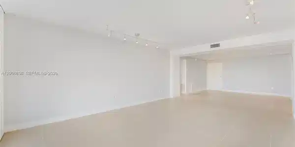 Image 4: Living Room/Dining Room