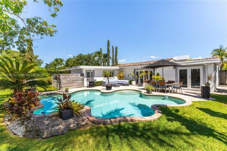 2010 Alamanda Dr