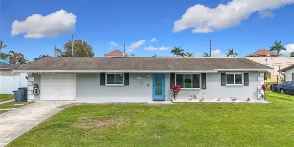 1137 SE Petunia Ave