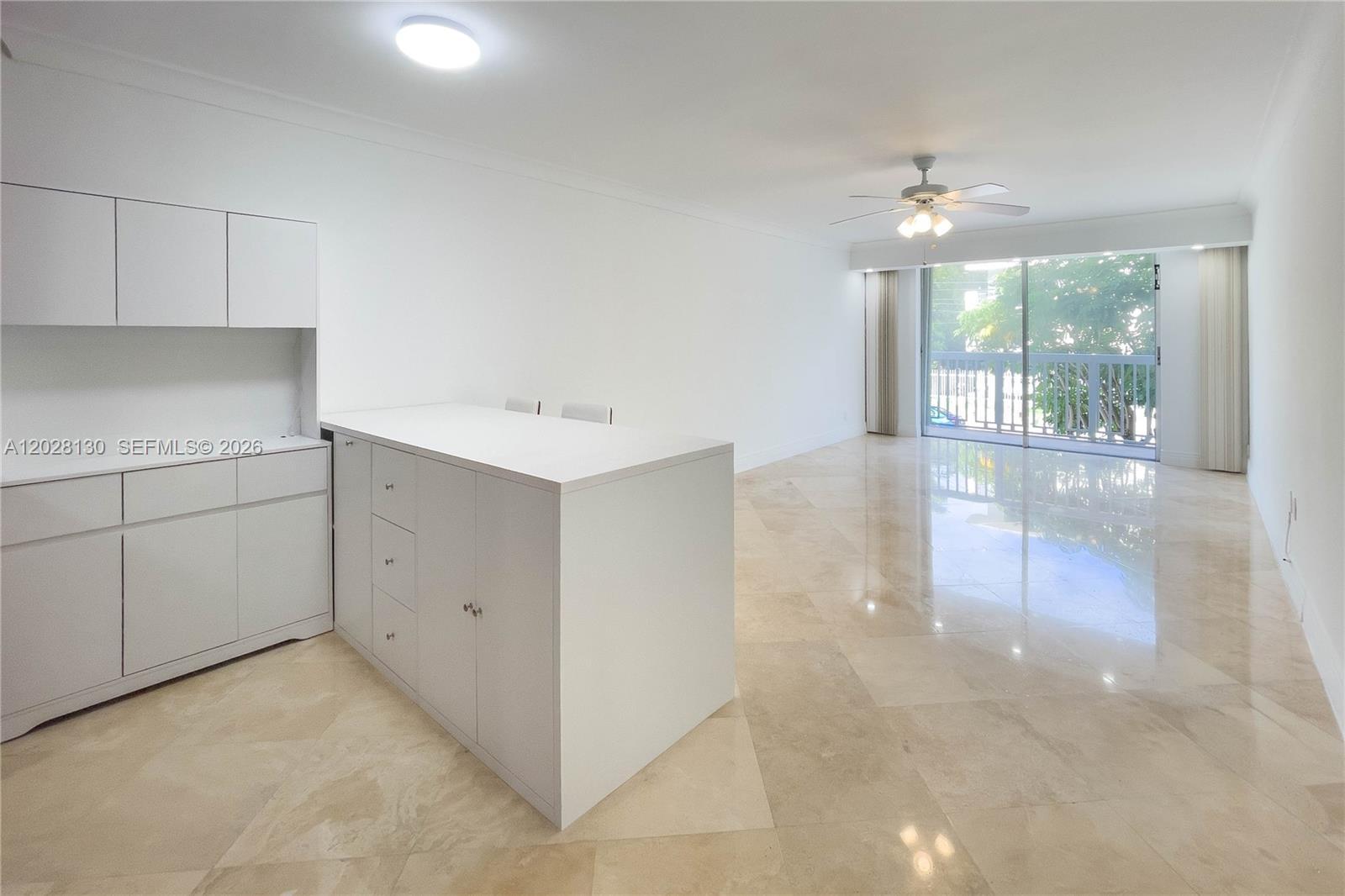 Image 2: Fresh and bright living room and open kitchen