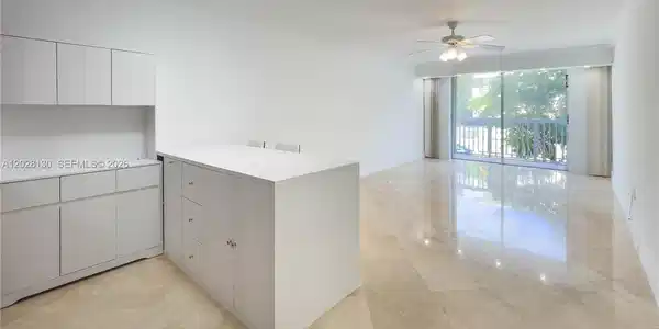 Image 2: Fresh and bright living room and open kitchen