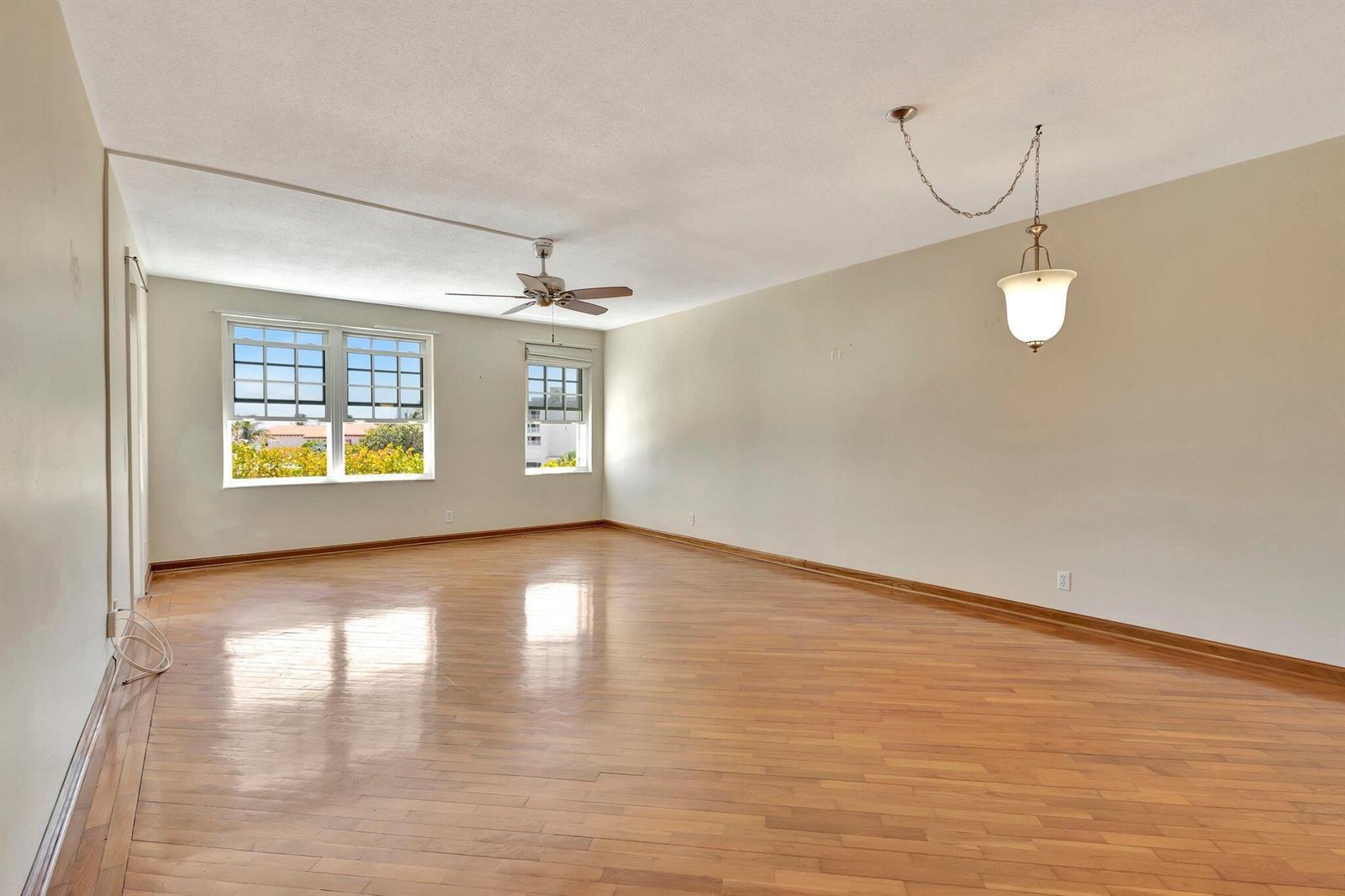 Image 3: Living-dinning room