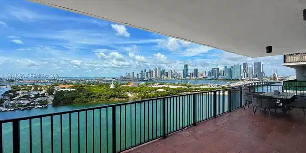 1000 Venetian Way