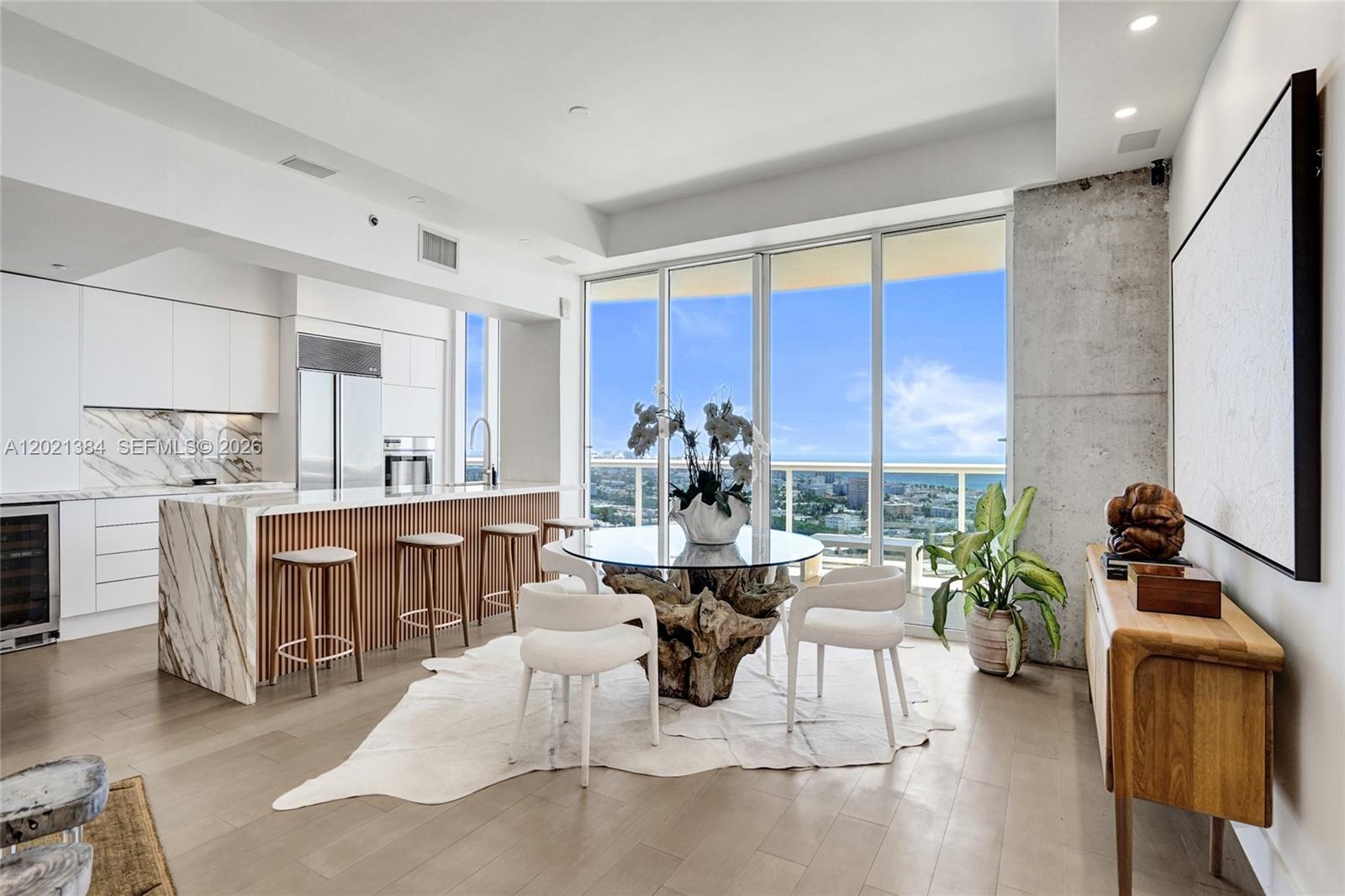 Image 3: BRIGHT AND SPACIOUS LUXURY LIVING WITH A VIEW!