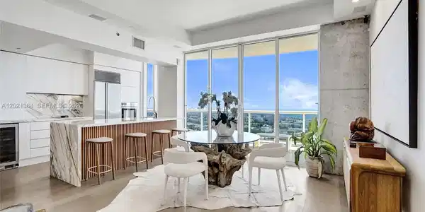 Image 3: BRIGHT AND SPACIOUS LUXURY LIVING WITH A VIEW!