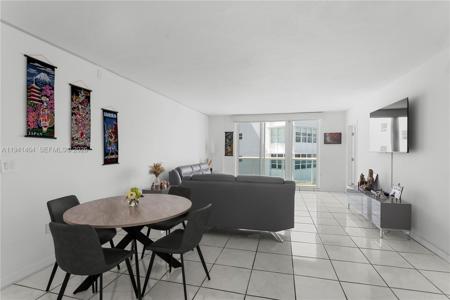 5001 Collins Ave