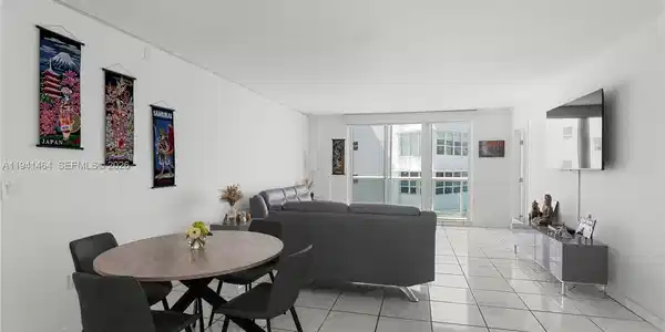 5001 Collins Ave