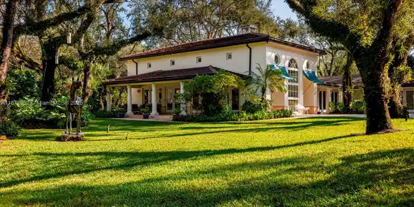 10100 Lakeside Dr