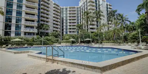 1121 Crandon Blvd