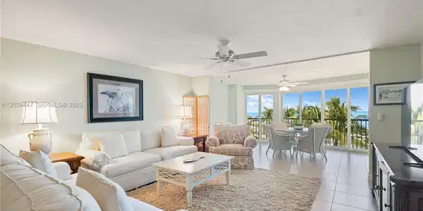 Image 2: Condo M42