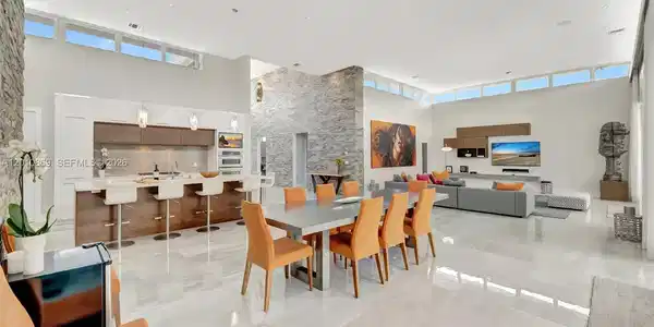907 Diplomat Pkwy