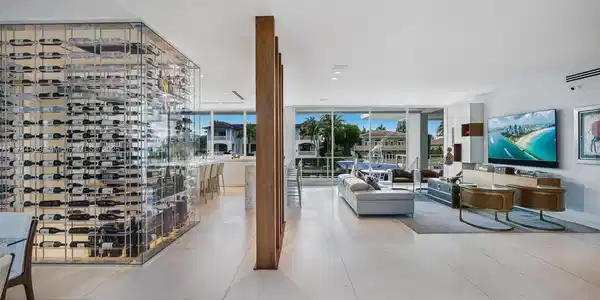 Image 3: Foyer entrance