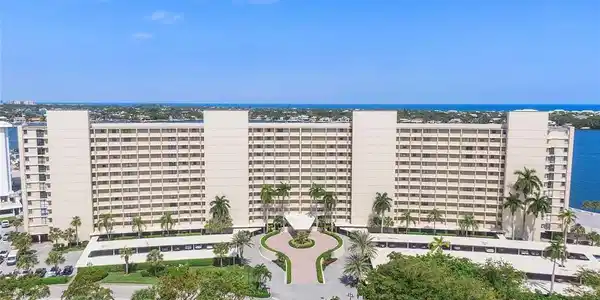 136 Lakeshore