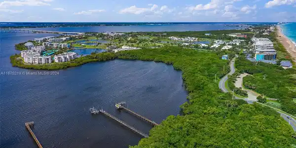 5700 NE Island Cove WY