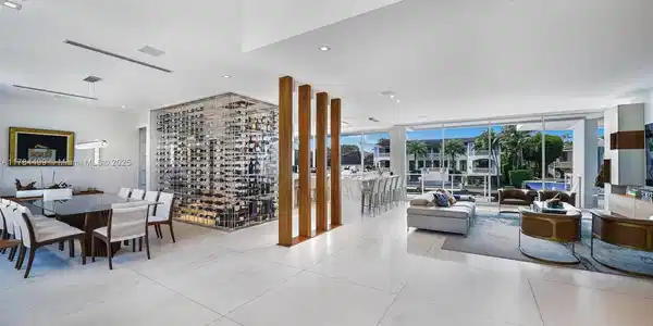 Image 4: Foyer entrance