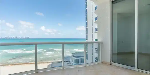 15901 Collins Ave