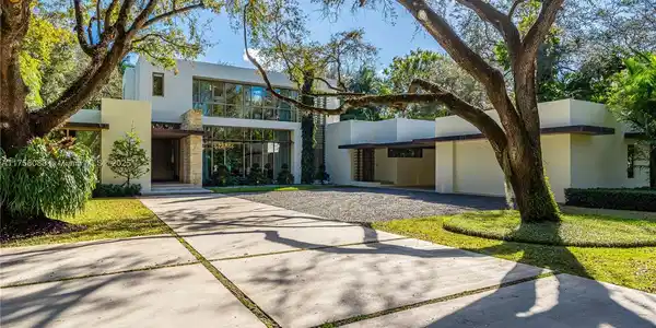 5490 Hammock Dr