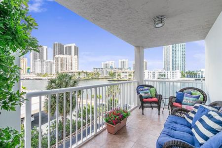 121 Golden Isles Dr