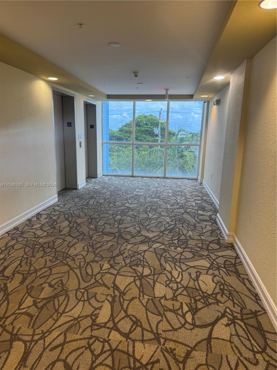 Image 3: 3rd floor elevator lobby
