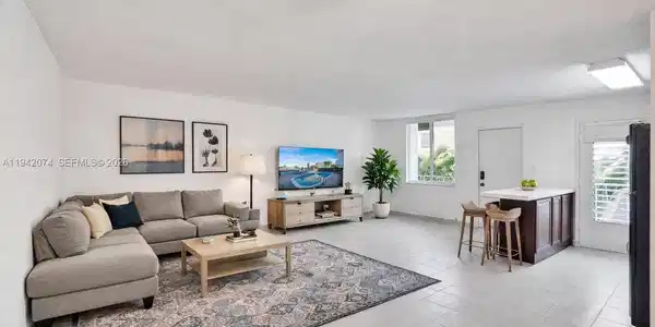 7133 Bay Dr