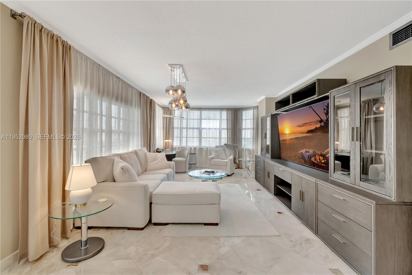 Image 4: Beautiful living area, marble floors