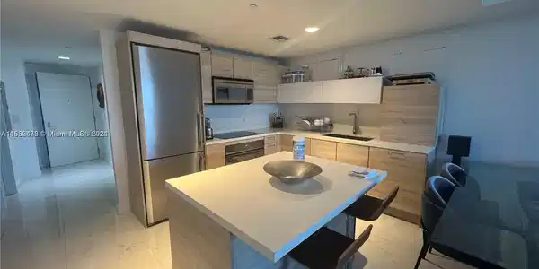 Image 2: ISLAND KITCHEN