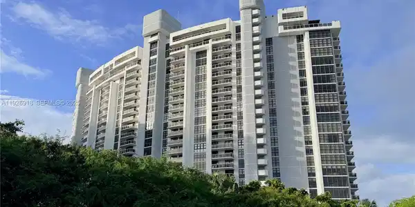 9 Island Ave
