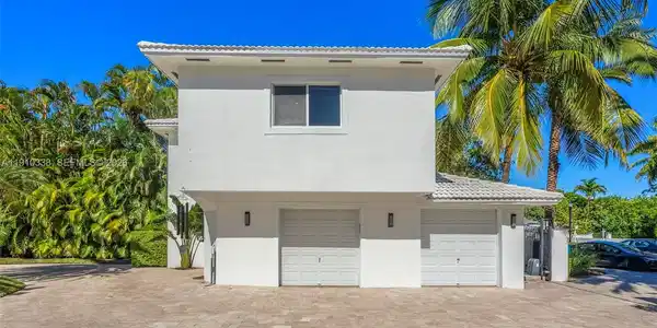 Image 4: 2 car garage