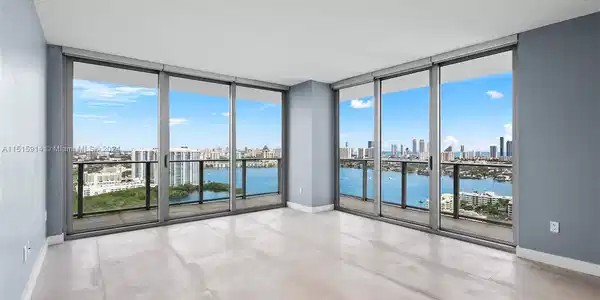 16385 Biscayne Blvd