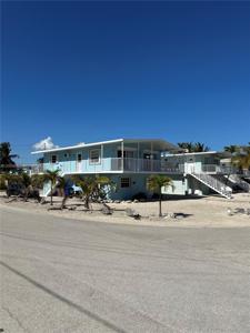 16 Shoreland Dr