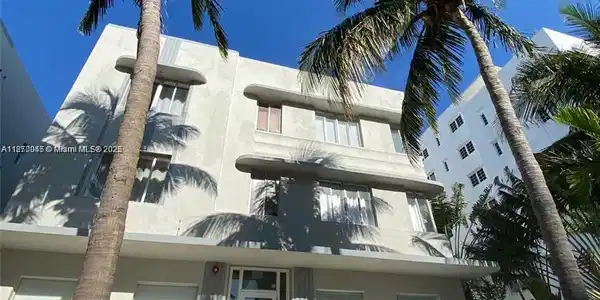 3710 Collins Ave