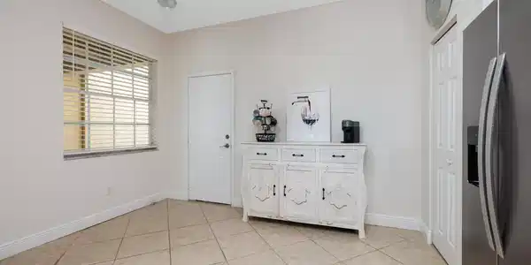 Image 3: Eat in Kitchen area