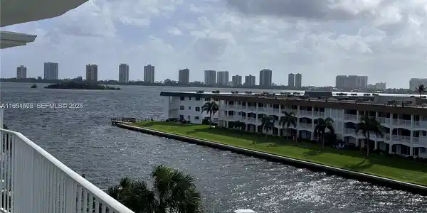 104 S Paradise Blvd