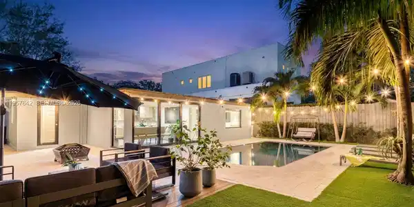 2240 Tequesta Ln