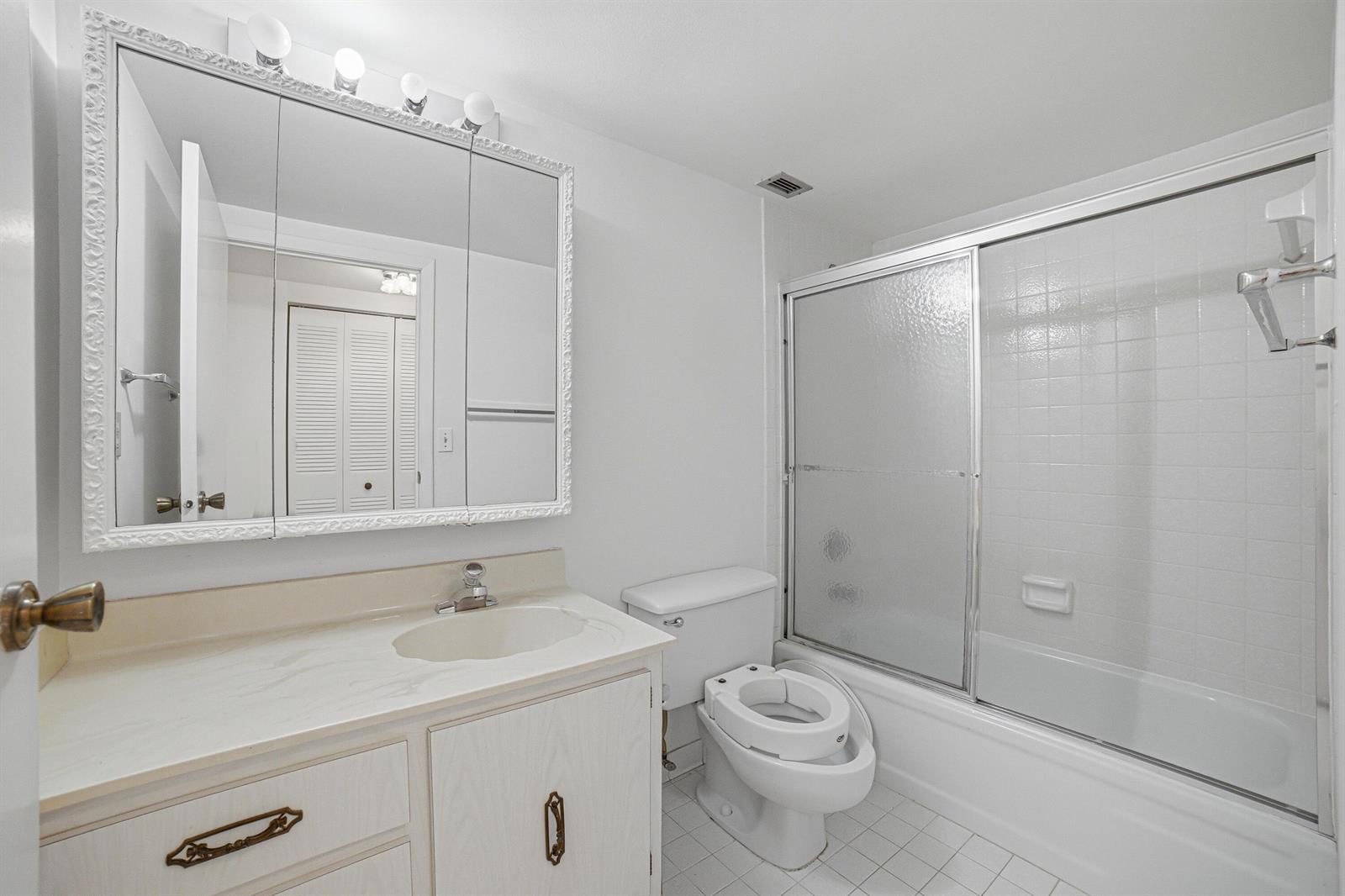 Image 4: Bathroom